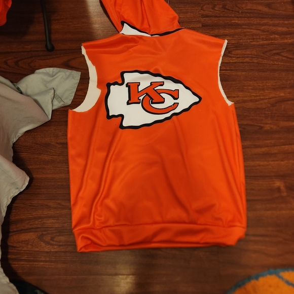 Cut sleeve Cheifs sweater - Picture 2 of 2